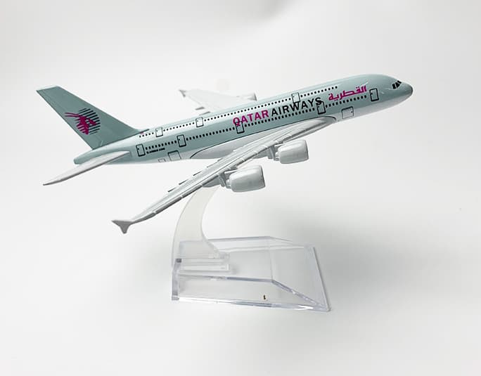 Qatar Airways A380, modelo de 16 cm