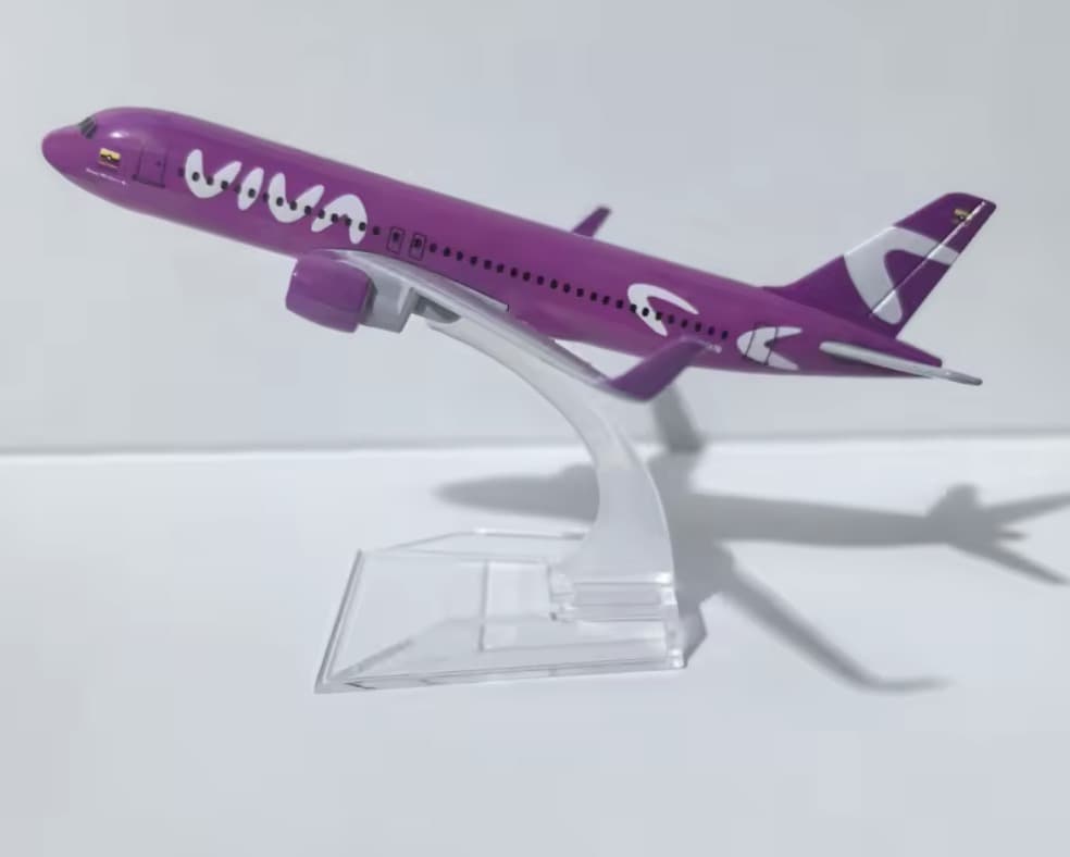 Viva Colombia A320, modelo de 16 cm